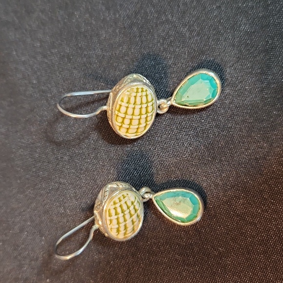 Vintage pair of womens dangle turquoise color and unique pair of earrings - Picture 5 of 5